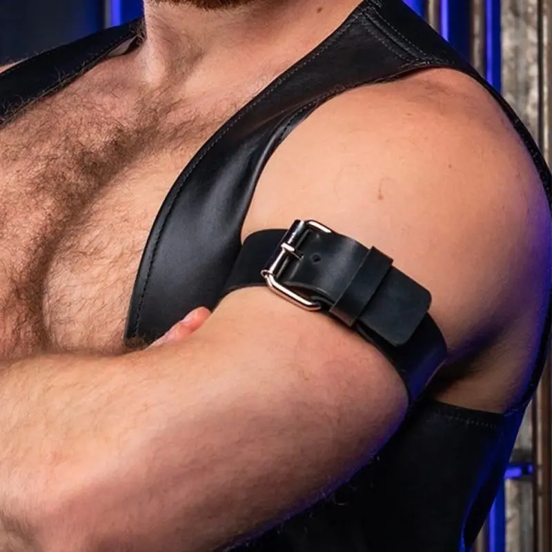 BUCKLE ARMBAND